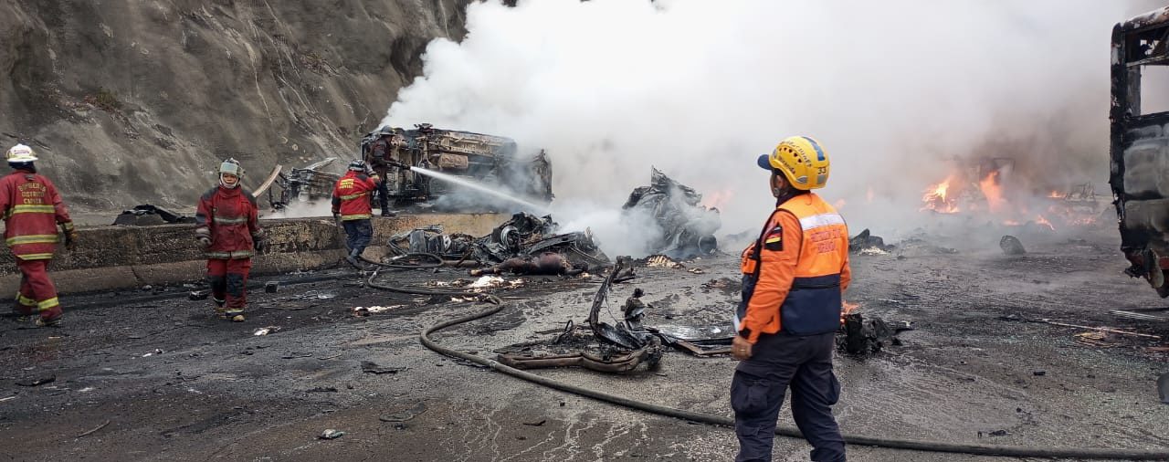 Notiprensa DigitalControlado incendio y accidente múltiple de vehículos