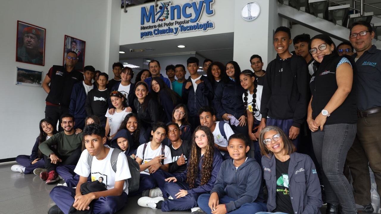 Cendit welcomes Petare students on training through telecommunications laboratories in Miranda